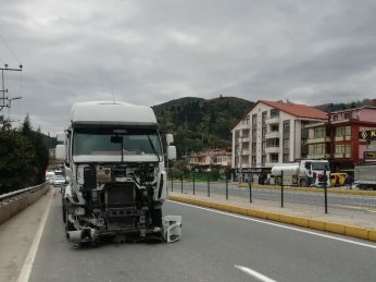 Tanker hafif ticari  araca çarptı: 3 ölü