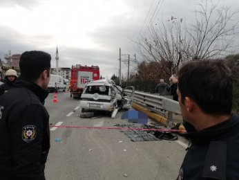 Tanker hafif ticari  araca çarptı: 3 ölü