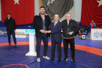 Geleceğin güreşçileri yetişiyor