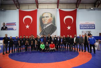 Geleceğin güreşçileri yetişiyor