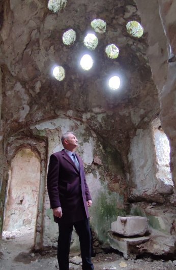 Sezer, restorasyon çalışmalarını inceledi