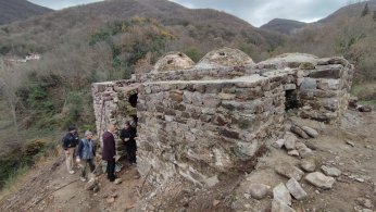 Sezer, restorasyon çalışmalarını inceledi