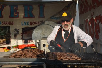 Kocaeli'de 2 ton hamsi dağıtıldı