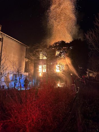 Gölcük’te metruk bina alev alev yandı