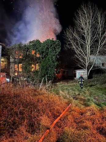 Gölcük’te metruk bina alev alev yandı