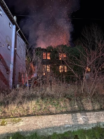 Gölcük’te metruk bina alev alev yandı