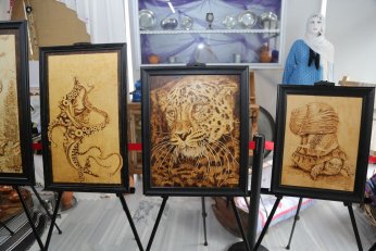 Gölcük’te ahşap yakma sanatı eserleri sergisi