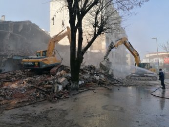 Dönüşümde ilk yıkımlar başladı