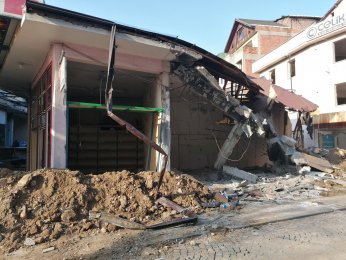 Dönüşümde ilk yıkımlar başladı