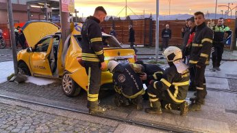 Ticari taksi ile tramvay çarpıştı: 3 yaralı