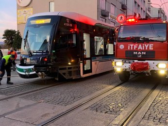 Ticari taksi ile tramvay çarpıştı: 3 yaralı