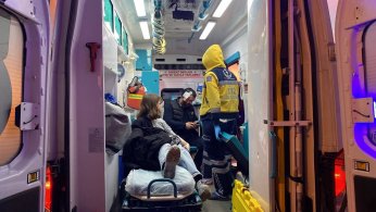 Ticari taksi ile tramvay çarpıştı: 3 yaralı