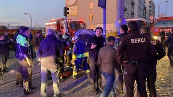 Ticari taksi ile tramvay çarpıştı: 3 yaralı