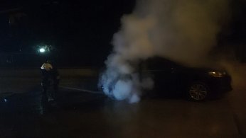 Park halindeki otomobil alev topuna döndü