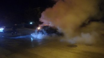 Park halindeki otomobil alev topuna döndü