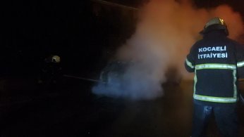 Park halindeki otomobil alev topuna döndü