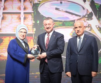 Emine Erdoğan’dan Büyükakın’a teşekkür plaketi
