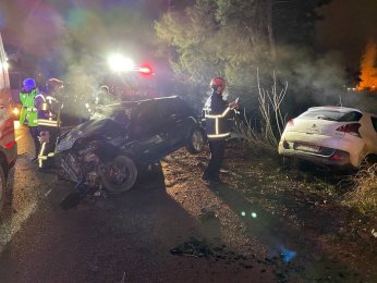 İki otomobil kafa kafaya çarpıştı: 6 yaralı