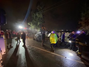 İki otomobil kafa kafaya çarpıştı: 6 yaralı