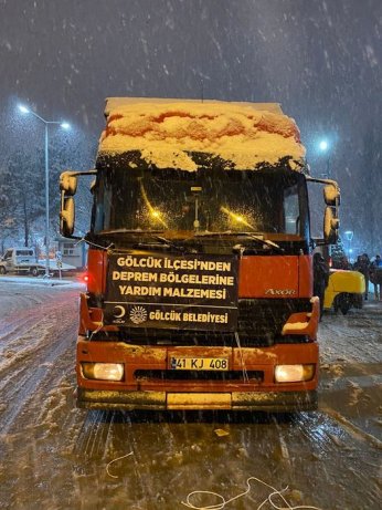 Gölcük’ten deprem bölgesine 15 tır yardım