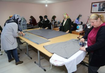 Gölcüklü anneler, depremzedeleri ısıtmak için üretiyor