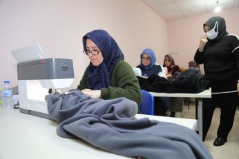 Gölcüklü anneler, depremzedeleri ısıtmak için üretiyor