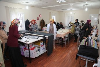 Gölcüklü anneler, depremzedeleri ısıtmak için üretiyor