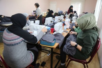 Gölcüklü anneler, depremzedeleri ısıtmak için üretiyor