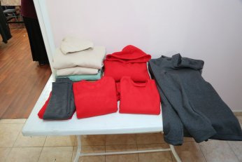 Gölcüklü anneler, depremzedeleri ısıtmak için üretiyor