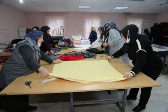 Gölcüklü anneler, depremzedeleri ısıtmak için üretiyor