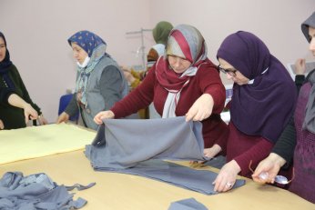 Gölcüklü anneler, depremzedeleri ısıtmak için üretiyor