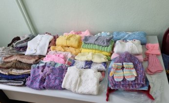 Gölcüklü anneler, depremzedeleri ısıtmak için üretiyor