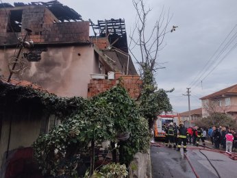 Gölcük'te yangın çıkan ev kullanılamaz hale geldi