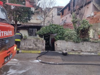 Gölcük'te yangın çıkan ev kullanılamaz hale geldi