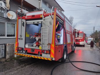 Gölcük'te yangın çıkan ev kullanılamaz hale geldi
