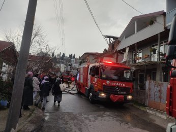 Gölcük'te yangın çıkan ev kullanılamaz hale geldi