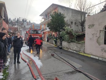 Gölcük'te yangın çıkan ev kullanılamaz hale geldi