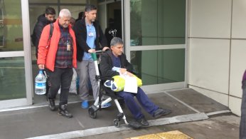 Depremzede yaşlı çift, eve yerleştirildi