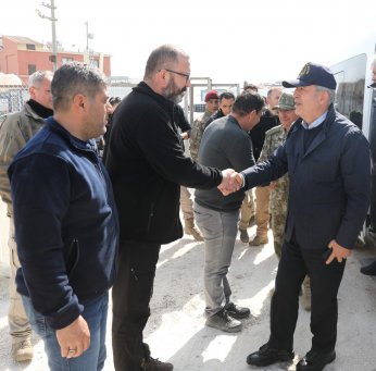 Bakan Akar, Büyükşehir’in çadır kentinde çocuklarla futbol oynadı