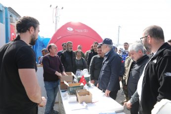 Bakan Akar, Büyükşehir’in çadır kentinde çocuklarla futbol oynadı