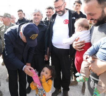 Bakan Akar, Büyükşehir’in çadır kentinde çocuklarla futbol oynadı