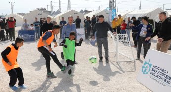 Bakan Akar, Büyükşehir’in çadır kentinde çocuklarla futbol oynadı