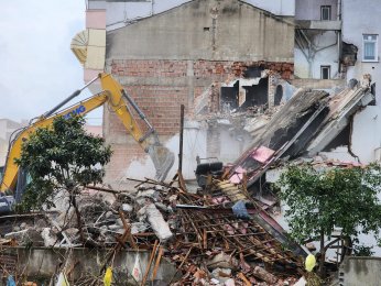 Patlamada ağır hasar alan  binanın yıkımı tamamlandı