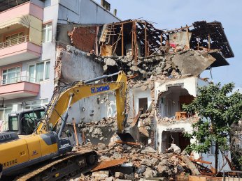 Patlamada ağır hasar alan  binanın yıkımı tamamlandı