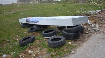 Lodosun devirdiği tabelalardan canını son anda kurtardı