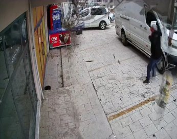 Lodosun devirdiği tabelalardan canını son anda kurtardı