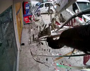 Lodosun devirdiği tabelalardan canını son anda kurtardı