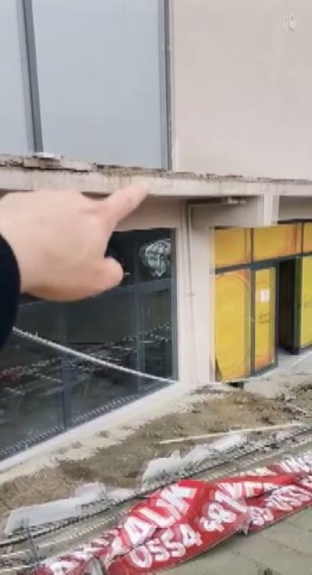 Lodosun devirdiği tabelalardan canını son anda kurtardı