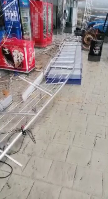 Lodosun devirdiği tabelalardan canını son anda kurtardı