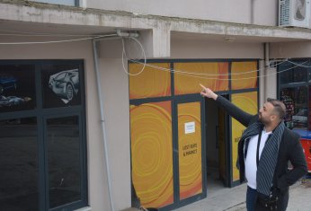 Lodosun devirdiği tabelalardan canını son anda kurtardı